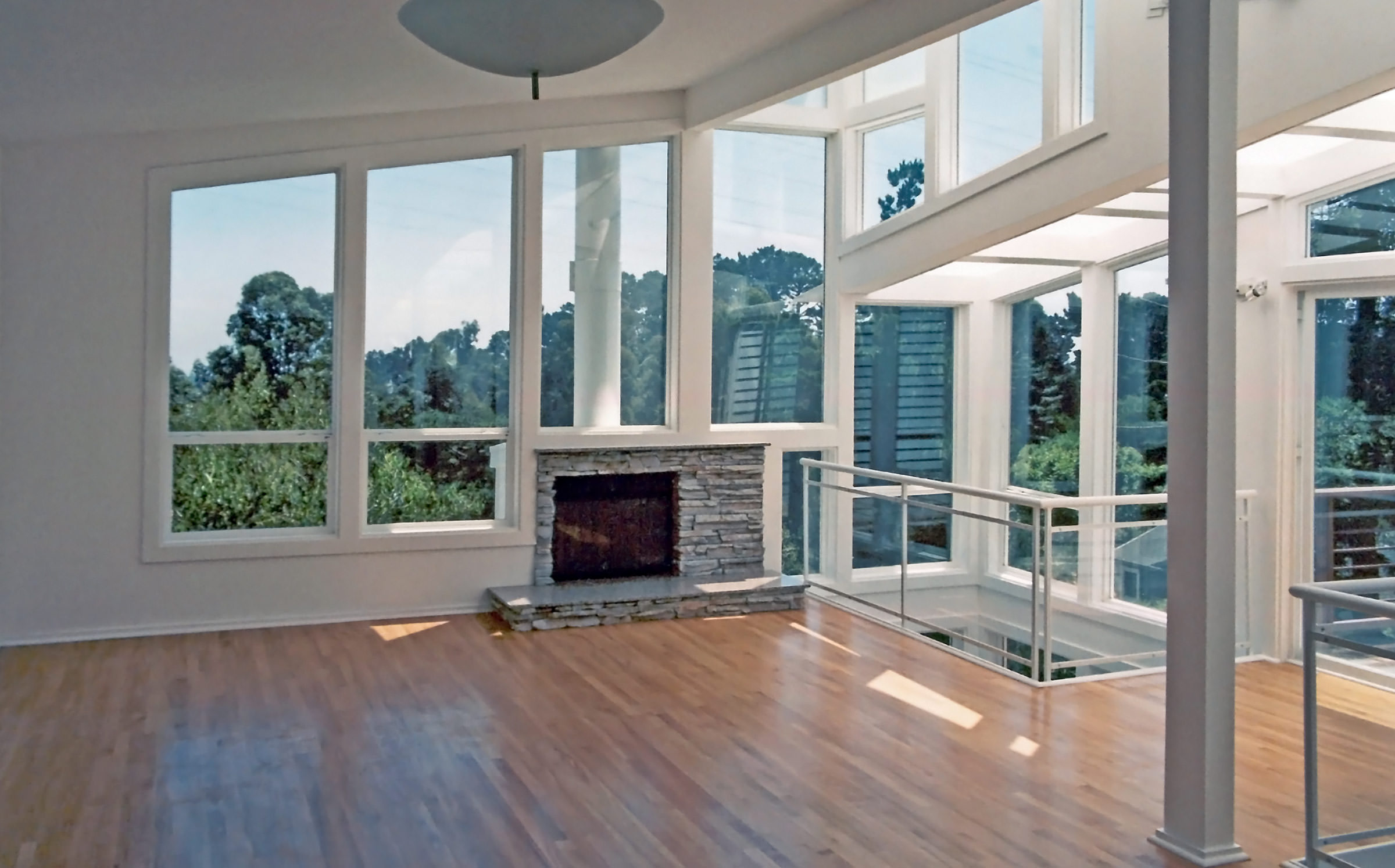 Oakland-Hills-Modern-Hillside-Home Living Room